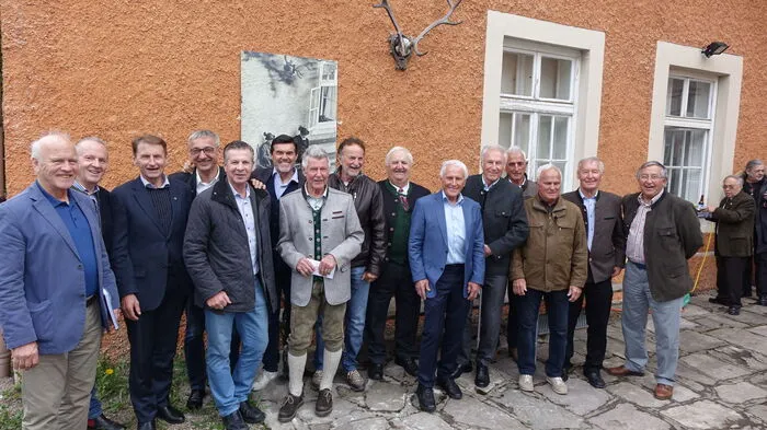 Viele Weggefährten waren gekommen, um mit Reinhold Bachler die Eröffnung seiner Ausstellung zu feiern. Unter anderem Paul Gansenhuber, Olympiasieger Karl Schnabl, Hubert Neuper, Hans Millonig, Fritz Gamweger, Gerhard Niederhammer, Adi Hirner, Albert Haim, Herbert Schiffner, Gottfried, Doleschall, Sepp Lichtenegger und Hans Wallner. 