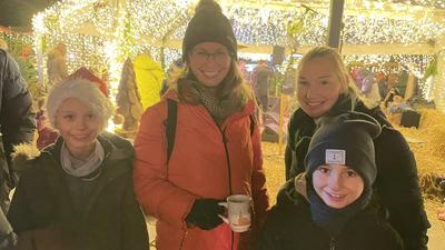 Das Zentrum des Weihnachtsmarktes bildet auch heuer das hell erleuchtete Lichterzelt am Hauptplatz.