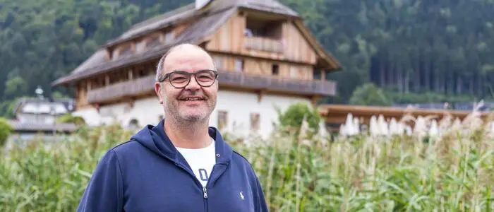 Ein Mann lacht in die Kamera