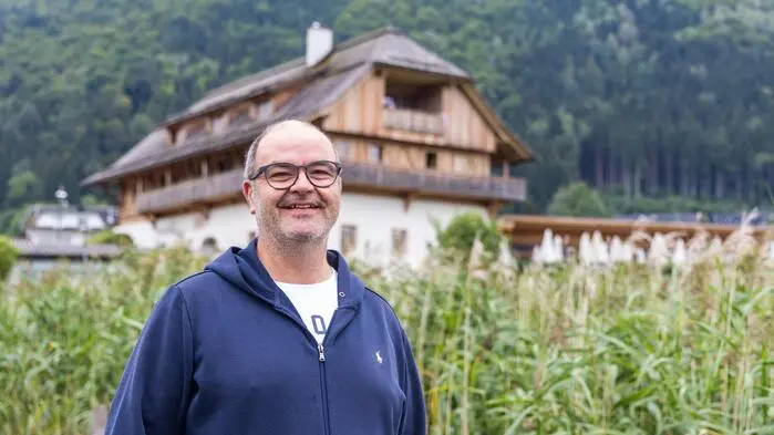 Ein Mann lacht in die Kamera