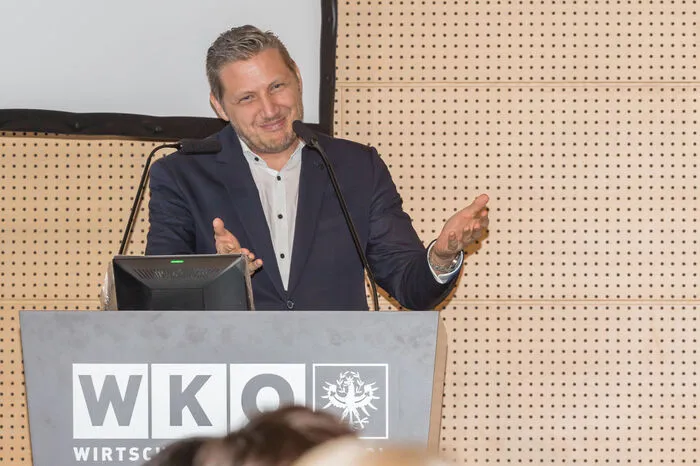 Christian Steiniger eröffnete den Abend.
