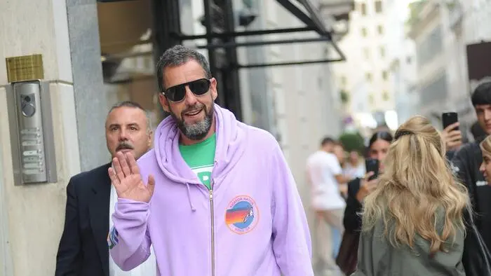 Adam Sandler spaziert entspannt durch Mailand.