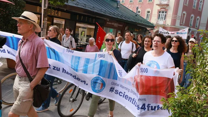 Auch die Ortsgruppe Klagenfurt von "Fridays für Future" beteiligte sich am Freitag am internationalen Klimastreik. Unter dem Motto "End the Era of Fossil Fuels" wurde am Dr.-Arthur-Lemisch-Platz auf die Dringlichkeit erneuerbarer Energien aufmerksam gemacht.