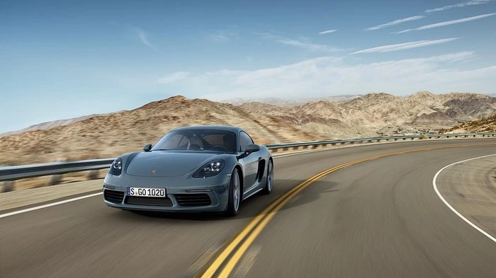 Die Traditionalisten unter den Porsche-Fans haben es derzeit nicht leicht. Erst bekommen die 911er einen Turbo verpasst, dann zwacken die Zuffenhausener beim Boxster und jetzt auch noch beim Cayman zwei Zylinder ab. Damit geht in Zuffenhausen bei den Sportwagen eine Ära zu Ende. Aber schließlich gilt es, Abgasnormen zu erfüllen und ein bisschen mehr Respektabstand zum 911er kommt Porsche wohl auch nicht ungelegen.