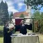 Zwei Frauen bei der Predigt