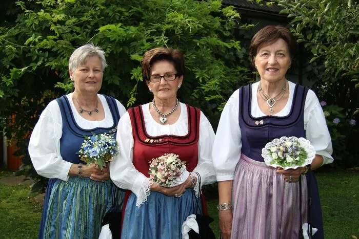 Im Mittelpunkt standen auch die  Obfrauen (Gründungsobfrau Rosemarie Dornig in der Bildmitte) mit ihrer Nachfolgerin Renate Pilz (links) und der jetzigen Obfrau Annemarie Kuschnig (rechts im Bild)