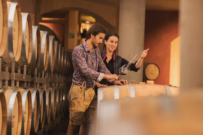 Katharina und Karl sind die Verantwortlichen im Weinkeller.