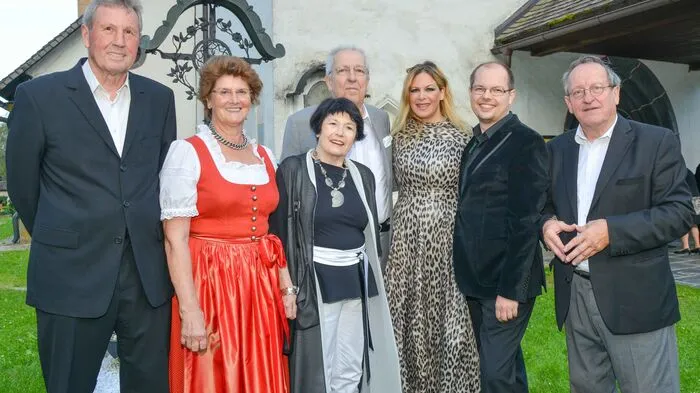 Die international gefragte Natalia Ushakova sang in Sachsenburg anlässich 850 Jahre Rupertikirche. Die Star-Sopranistin, die an allen großen Opernhäusern gefeiert wird, zog die 200 Zuhörer in der Pfarrkirche in ihren Bann. Bürgermeister Wilfried Pichler, Pfarrgemeinderatsobfrau Krista Kulterer, Sonja und Werner Kuss, Natalia Ushakova, Christian Koch und Wilfried Kuss (von links).