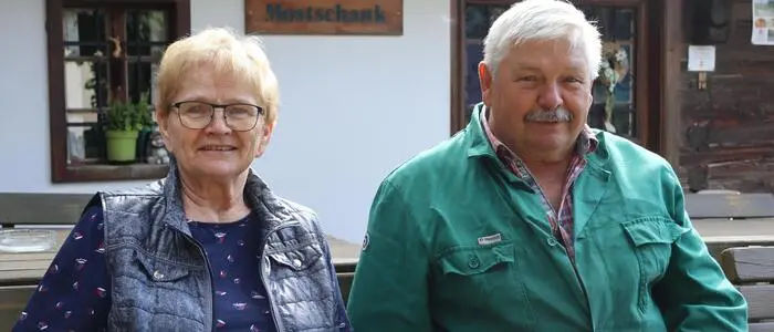 Apollonia und Josef Kelz vor ihrer Mostschank in Harl in Puch bei Weiz