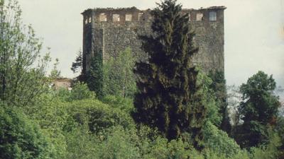 Der Wehrturm, auch „Hexenturm“ genannt, des verfallenen Schlosses Neu-Gleichenberg