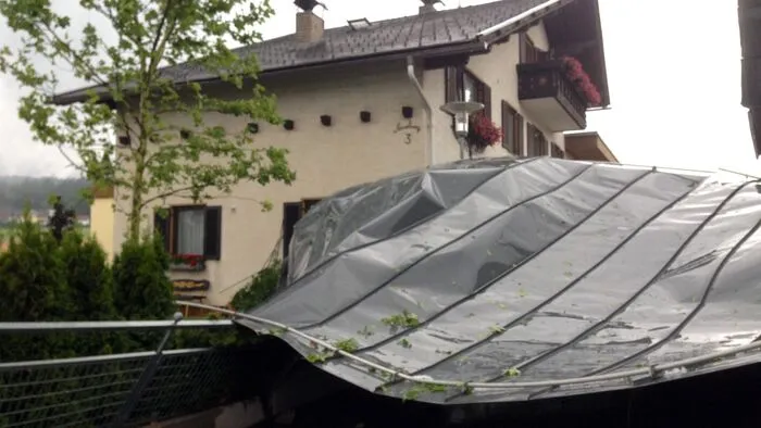 In Wernberg wurde das Vordach des Gemeindeamts vom Sturm weggerissen.