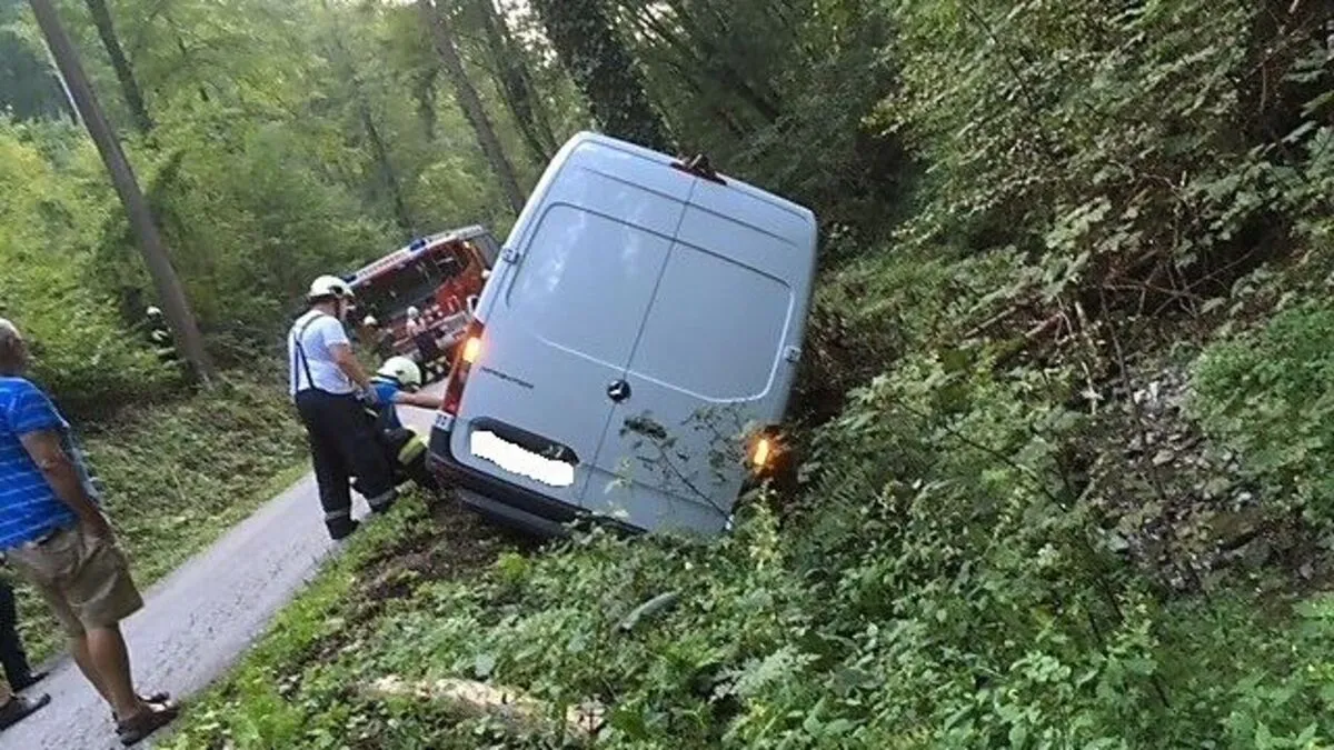 19 Feuerwehrkameraden standen im Einsatz, um den Kleintransporter zu bergen