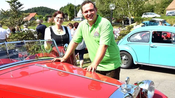 Das beliebte Oldtimer Museum „Nostalgie auf Rädern“ in Nestelberg ist nach zweijährigem „Dornröschenschlaf“ wieder allgemein zugänglich. Zur Wiedereröffnung gab es auch ein Oldtimertreffen samt Segnung.