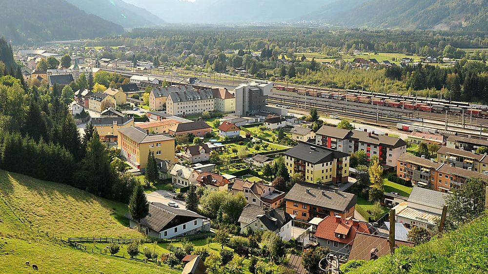 Selzthal bietet idyllische Ausblicke, die Bahn dominiert nach wie vor den Ort  
