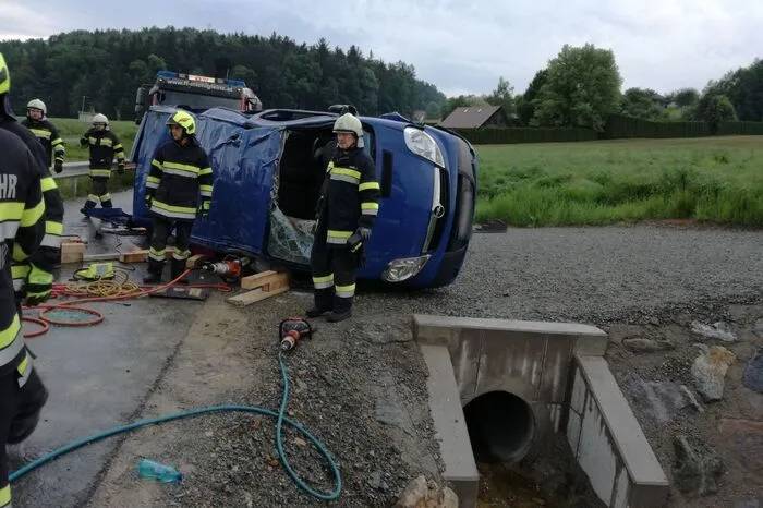 Die Feuerwehr Unterbergla, welche als Erstes am Unfallort eintraf, leistete sofort Erste Hilfe und hob den Kleinbus an, um die eingeklemmte Person zu befreien.