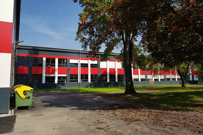 Klicken Sie sich durch die weiteren Fotos vom Festakt und der sanierten Schulen.