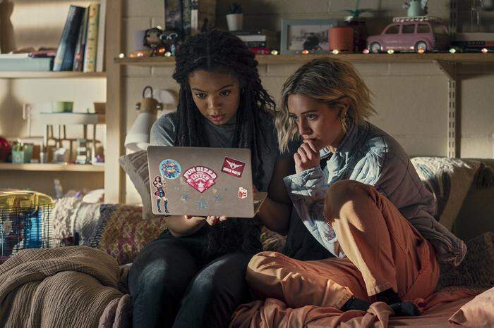 Wer Prime Video nutzt, wird ab 2024 beim Seriengenuss auch Werbung ertragen müssen. Foto: Jaz Sinclair (links) und Lizze Broadway in einer Szene von "Gen V" 