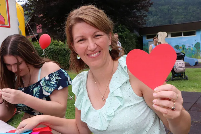 Melissa Müller bastelte aus Papier Herzen mit den zahlreichen Kindern.