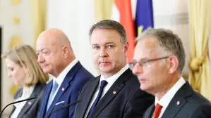 von links: Außenministerin und Neos-Chefin Beate Meinl-Reisinger, Bundeskanzler Christian Stocker (ÖVP), Vizekanzler Andreas Babler (SPÖ) und Finanzminister Markus Marterbauer (SPÖ) 