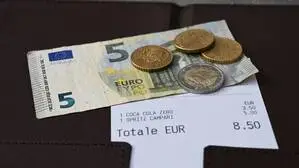 Euro-Geldschein und Münzen, die auf einer Rechnung liegen