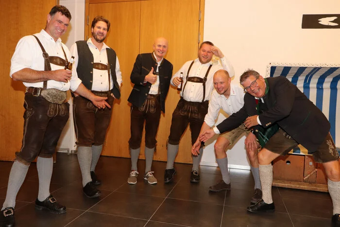 Die „Hoagascht Musi“, Leitung Thomas M. Zdravja beim aufwärmen vorm Konzert! 
