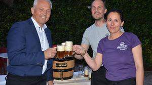 Walter Hartlieb mit Alois Planner und Barbara Holzapfel nach dem offiziellen Bieranstich im Gastgarten des neuen Pubs