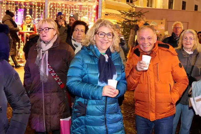 Übrigens: St. Veit beweist mit seinem Weihnachtsmarkt einmal mehr, dass die Adventzeit weit mehr sein kann als bloß Konsum: ein Ort des Zusammenkommens, ein Moment der Ruhe – und vor allem ein Stück gelebte Tradition.