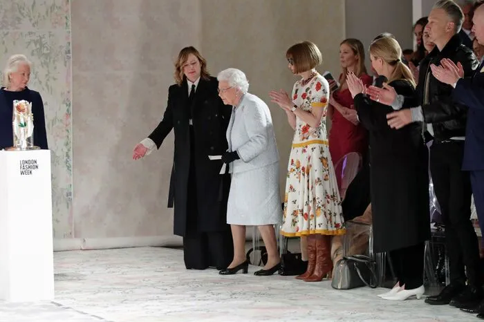 Sie besuchte die Show von Designer Richard Quinn, dem sie den "Elizabeth II Fashion Award" überreichte.