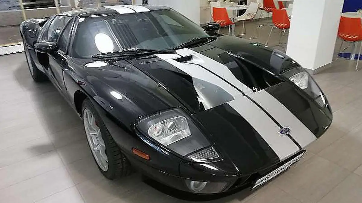 Schwarz mit silbernen Rallyestreifen, die gehören bei einem Ford GT einfach dazu