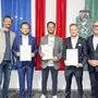 „Steirische Wirtschaft“-Chefredakteur Mario Lugger (l.) und WKO-Steiermark-Präsident Josef Herk (r.) gratulieren Christian Besel, Benjamin Gigerl und Maximilian Münzer (v. l.)