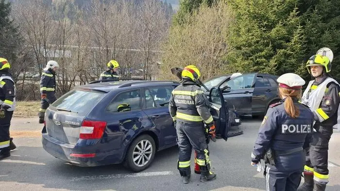 Rettung, Feuerwehr, Polizei und ein Abschleppunternehmen waren bei dem Unfall im Einsatz