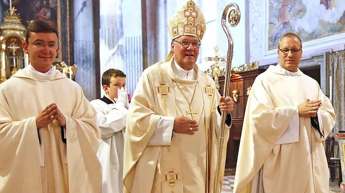 Bischof Alois Schwarz (Mitte) hat Christoph Kranicki und Martin Edlinger zu Priestern geweiht
