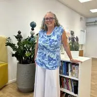 Lotte Forstner aus Paternion unterstützt seit einem Schuljahr ehrenamtlich Kinder im Caritas-Lerncafé Spittal beim Lernen und bei den Hausübungen