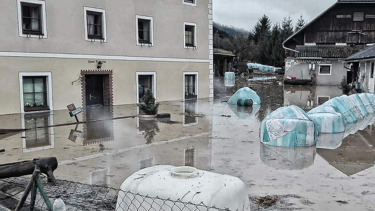 Der „Chirurg“-Hof in Gurk wurde schwer beschädigt. Ein neuer Herd wurde installiert, damit zu Heilig Abend gekocht werden kann