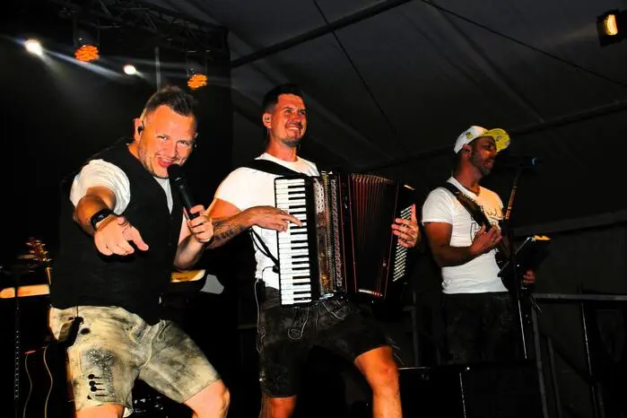Unterhaltung mit den  „Fürsten“ beim Pfingstfest der FF Rollsdorf unter HBI Stefan Pirchheim 