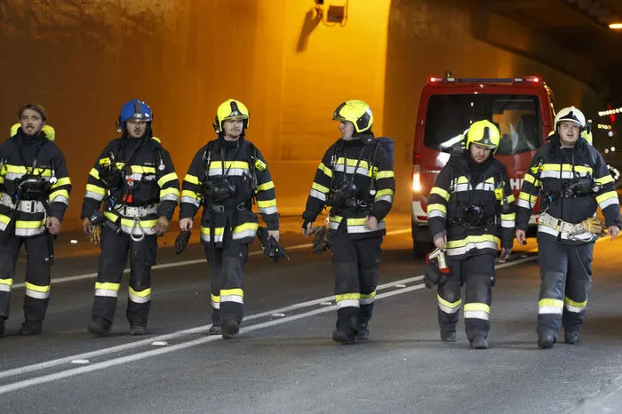 Erhobenen Hauptes verlassen diese Feuerwehrmänner den Tunnel: Sie und mehr als 130 Kollegen haben den Großbrand gelöscht
