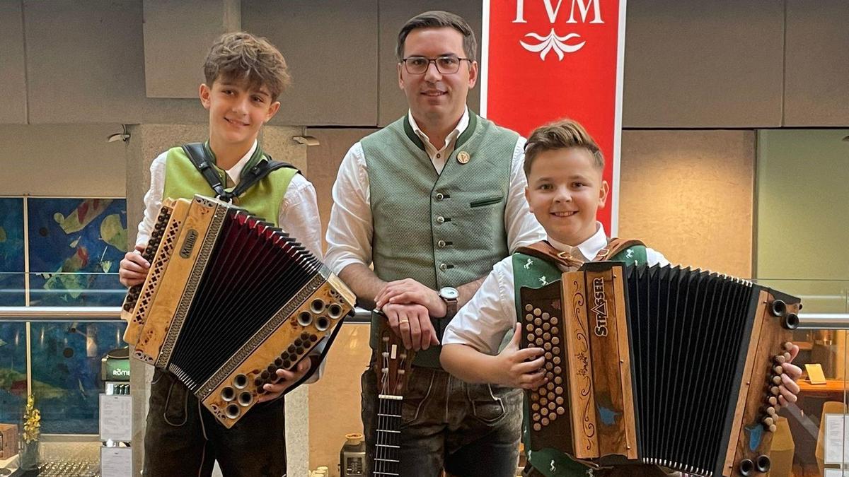 Felix Zwantschko und Lenny Lednik mit Musikschullehrer Andreas Amreich