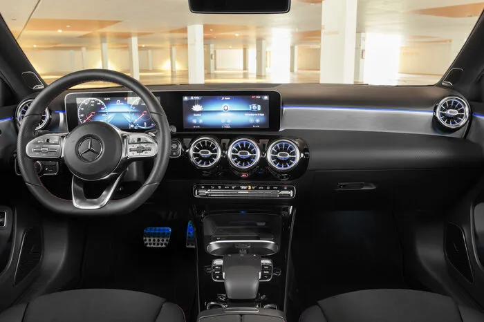 Auch kann das Infotainment je nach Ausstattung auf zwei 7-Zoll- oder einem 7- und einem 10,25-Zoll-Display dargestellt werden.