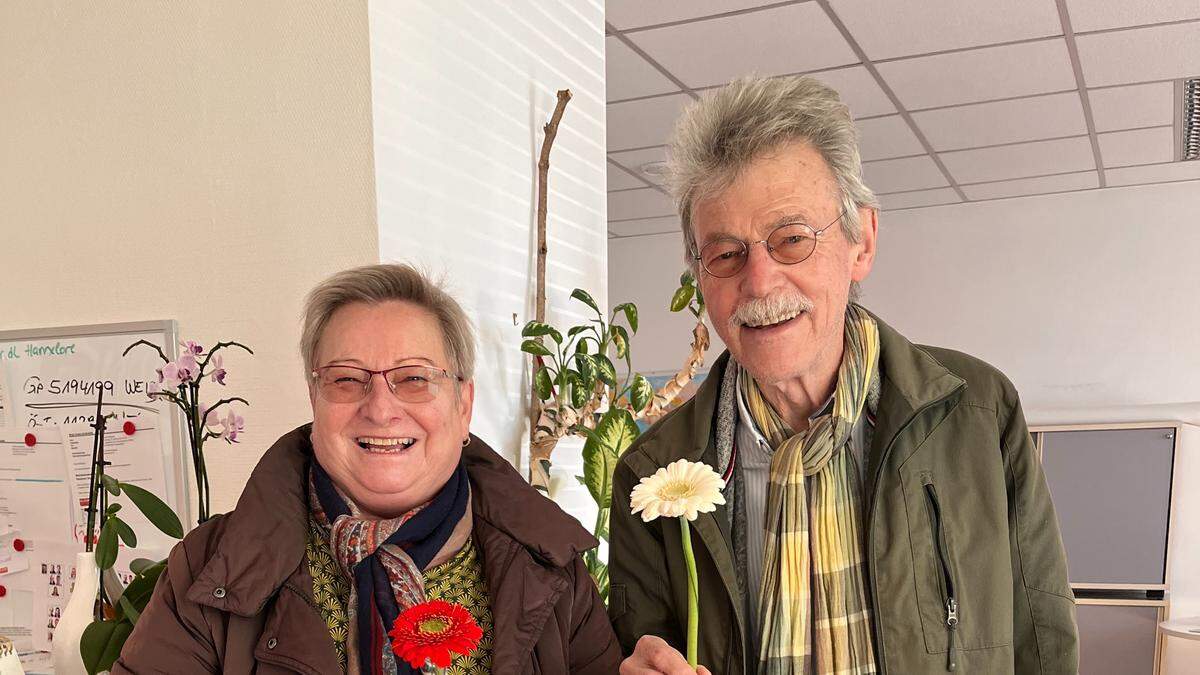 Rosa Maria Mayerhofer und Gerhard Koller mit dem Blumengruß.