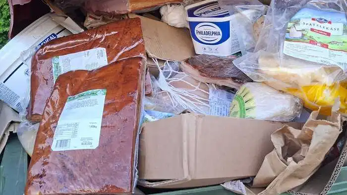 Das fanden Anrainer vor, als sie ihre Altpapierrecyclingtonne öffneten