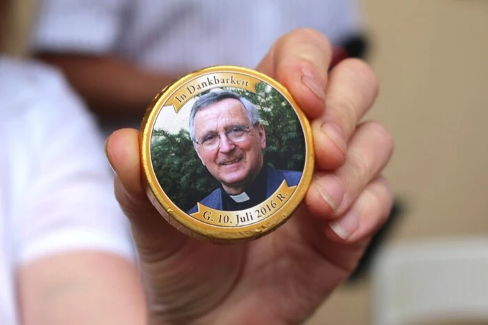 Der sichtlich gerührte Propst bedankte sich bei der Gratulantenschar mit einem eigens angefertigten "Gerhard Rechberger-Schokotaler".