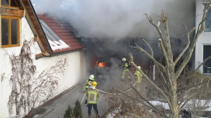 In einer Siedlung in der Stolzstraße ist Freitagfrüh ein Carport samt einem darin abgestellten Auto abgebrannt. Nach etwas mehr als einer Stunde hatten die 30 Einsatzkräfte das Feuer gelöscht.
