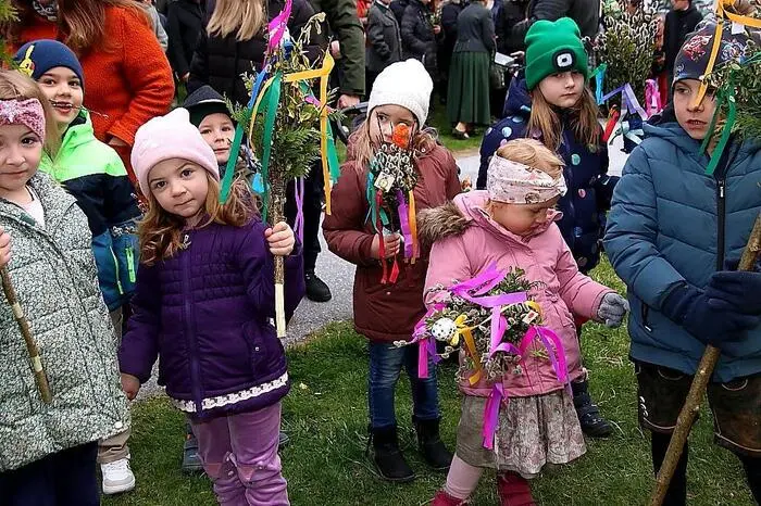 Eine besondere Augenweide waren die kleinen, bunt geschmückten Palmbüscherl, welche die Mädchen und Buben des Kindergartens zur Weihe trugen.
