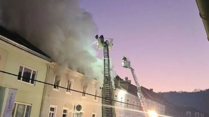 Am Sonntagnachmittag geriet in Deutschlandsberg ein Wohnhaus in Brand. Dieser dürfte in einem Lokal im ersten Stock ausgebrochen sein. Verletzt wurde niemand. Der Löscheinsatz war am Sonntagabend noch im Gange.