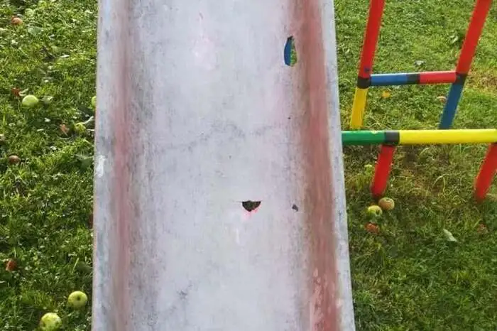 Auch Rutschen für Kinder hielten der Gewalt von oben nicht stand.