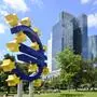  Euroskulptur mit gelben Sternen, Eurozeichen, Eurotower, Frankfurt am Main, Frankfurter Bankenviertel, Finanzplatz Frankfurt am Main, Der Finanzplatz Frankfurt am Main hat sich durch seine hohe Konzentration von Unternehmen der Finanzbranche als der führende Finanzplatz in Deutschland etabliert und zählt zu den wichtigsten internationalen Finanzzentren weltweit. Die herausragende Stellung von Frankfurt am Main ist vor allem durch den starken Bankensektor, die mit Abstand größte deutsche Wertpapierbörse, die internationale Ausrichtung der Stadt sowie als Standort europäischer Aufsichtsbehörden geprägt. In Frankfurt haben die vier größten deutschen Kreditinstitute 3 ihren Sitz: Deutsche Bank, Commerzbank, KfW Bankengruppe und DZ Bank. Die Deutsche Bank und die Commerzbank sind als Universalbanken global tätig. Mit der DZ Bank ist das Zentralinstitut des genossenschaftlichen Finanzsekto