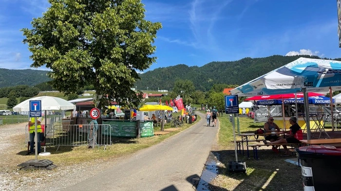Die Bars am Sonntag hatten bereits am Vormittag offen. Der große Andrang blieb wie am gesamten Ring aber noch aus.