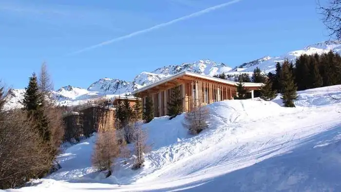 Design am Berg – moderne Architektur nahe des Mont Blancs. Das L’Aiguille Grive Chalet Hotel in der französischen Region Rhones-Alpes schreibt Design groß. Der Ausblick auf den berühmten Mont Blanc lässt die Herzen eines jeden Bergfans höher schlagen. Nicht weniger beeindruckend ist die Sicht innerhalb des Hotels dank der modernen Architektur aus Holz und Beton und dem zeitgenössischem Design. Müde Beine erholen sich bei der Nutzung der Saunalandschaft. Für das leibliche Wohl gibt es abends ein Drei-Gang-Dinner im Restaurant „L’Aiguille Grive.“