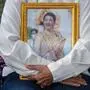 Person hält ein Bild der thailändischen Prinzessin Bha
