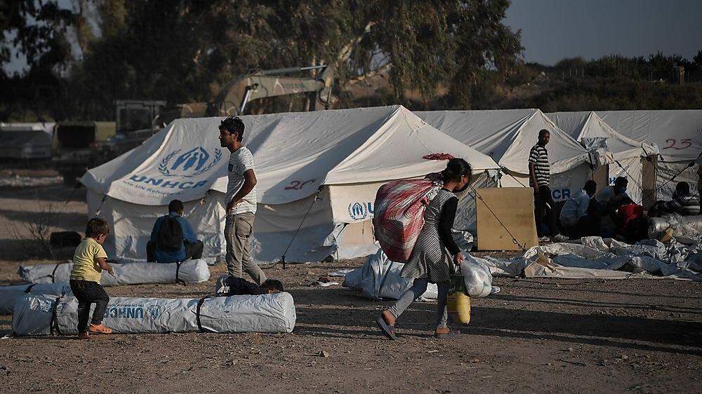 Migranten beziehen neues, provisorisches Zeltlager